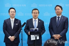 이 대통령 공소취소 모임 그대로 간다... 공동대표 윤건영은 탈퇴