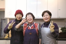 끼니 걱정 하지 마세요, 어르신들 다같이 모여 밥 먹는 마을