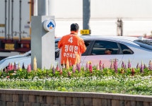 '음료수 공격' 받은 정이한 부산시장 후보, 선거전 일단 중단