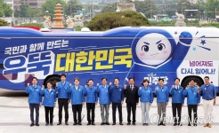 [오마이포토] 경선 패배에도 다시 선다, 민주당 오뚝유세단