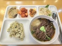 전망도 좋고 구내 식당도 이용할 수 있는 도서관