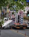 [사진] 백성현 논산시장 후보 유세차량 LED판 떨어져... 주행 차량 파손