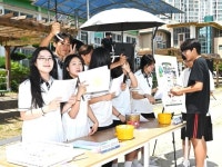 공연도 보고 경제도 배워요... 중학교 운동장에 무슨 일이?