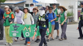 홍성장에 모인 어르신들께 송전탑 반대를 외치다