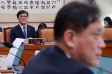 '암살자(들)' 시비걸려던 김태규... 헛웃음으로 받아친 문체부 장관