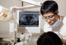 [Best Doctor]뽑아낸 치아 사용해 잇몸 뼈 재생 - 황성식 미소드림치과 대표원장