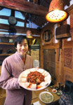 두메푸드시스템대성학원점주 | [Small Business]독창적인 맛과 직원 신뢰가 진짜 ‘자산’ - 성공하는 점포 탐구