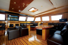[Yacht Cruise] 바다 위 별장… 주상절리를 품다
