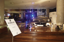 세련된 젊은 감각의 차와 시계의 만남