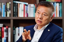 “‘틀’이 무너지는 시기, 균형을 잡는 게 애널리스트의 역할”
