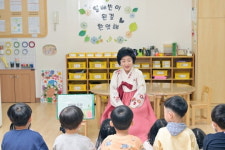 ‘경쟁률 6:1’ 할머니들의 배틀 그라운드···인생 2막 열어준 ‘이야기할머니’ [강홍민의 굿잡]