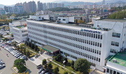 예쁜 선생에겐 민원 안 넣어 발언한 교장 직위 해제···경남교육청 교장 수사 의뢰