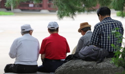 “노후 준비는 꿈도 못 꿔요”...위기의 ‘중년’들