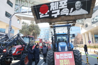 '트랙터 시위' 농민들 영하 날씨에 경찰과 대치···