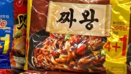 작은 사치 프리미엄 라면 인기 지속