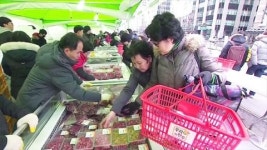 금값 한우를 싸게!...직거래 장터 문전성시