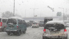 고속도로 정체 절정...기습 폭설에 거북 운행