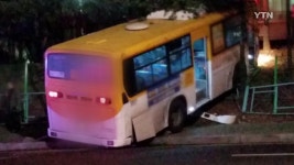 마을버스 아파트 담장 들이받아...3명 경상