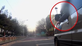 자전거 끼어들자 승합차가 급제동 보복운전