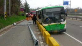 칠곡서 시내버스 사고로 승객 11명 다쳐