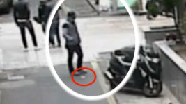 실수로 길에 떨어진 돈뭉치, 발로 슬쩍했다 들통