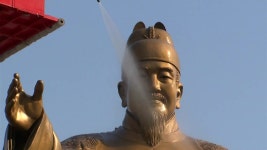 [영상] 세종대왕, 이순신 장군상 봄맞이 목욕