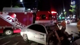 승용차 중앙선 넘어 화물차와 충돌...운전자 의식불명