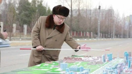 한 달 만에 건물 올린 주택단지...다그치기식 동원 계속