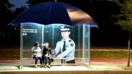 안전한 우산이 되어 드리겠습니다...이색 버스정류장 눈길