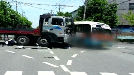 교차로에서 화물차·마을버스 충돌...6명 부상