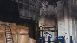 정미소에서 화재...벼 포대·건조기 불에 타