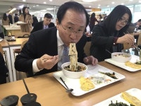 잔치국수 제공한 국회 식당에 평소 두 배 인원 몰려