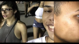 강제로 사진 찍는 남성 때려 눕힌 여성 포르노배우