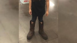 [SNS 세상] 소녀가 아빠 신발을 신고 마트에 간 슬픈 이유