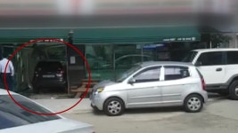 수원서 승용차 편의점 돌진...운전자 부상