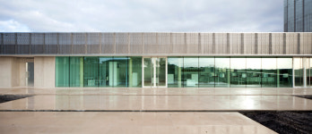 〔안정원의 디자인 읽기〕 프랑스 시골마을의 포도밭을 배경으로 들어선 등대같은 방문자 센터