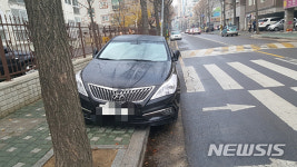 양심 불량 인정? 이틀 연속 인도 점령한 불법 주차 차량