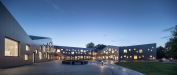 〔안정원의 건축 칼럼〕 트랙을 형상화한 동적인 공간과 입체적으로 연속된 초등학교 1