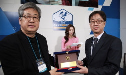 [포토]제이에스컴퍼니 고장석 대표, 2018한국국제낚시박람회서 FTV로부터 감사패 수여