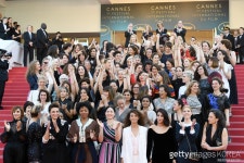 [71st 칸 현장] "男과 어깨 나란히"...82명 女영화인들의 외침