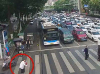 위험천만한 횡단보도 위...노인 업고 가는 교통경찰