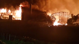 충남 보령 농공단지 내 큰불...진압 중