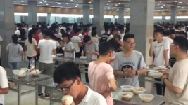 빨리 먹고 공부해 급식실 의자 없앤 중국의 한 고등학교