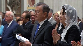 [속보] 문 대통령, 프란치스코 교황과 면담 시작