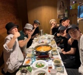 세훈, 엑소 회식 자리 공개…디오 군 입대 앞두고 뭉쳤다
