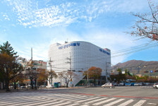 〔ANN 건축뉴스〕 진해 도심 남해의 물결을 모티브로 지어진 타공패턴의 석동공영주차빌딩