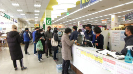 1인당 1장 판매 하나로마트·우체국, 마스크 대란 계속