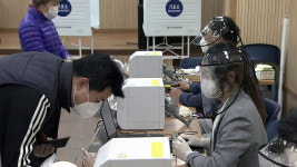 21대 총선 사전투표...부산 양정1동 사전투표소