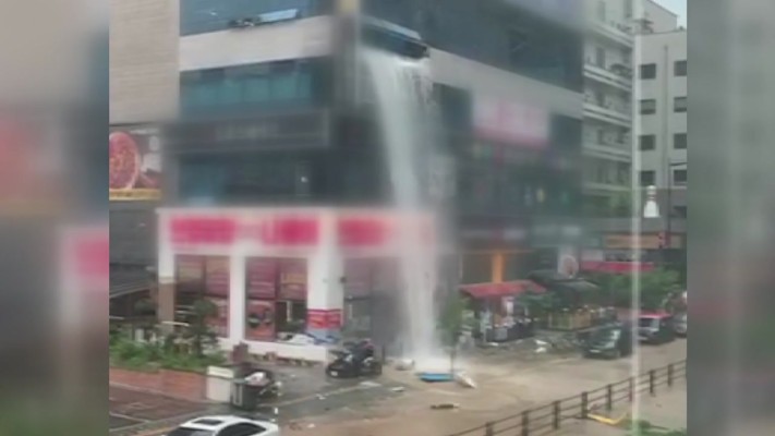 의정부 실내수영장 물탱크 파열...4층 높이에서 '때아닌 물벼락' | 포토뉴스