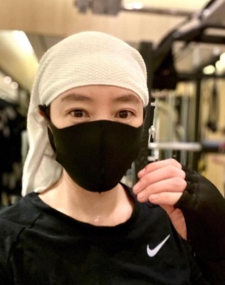 김혜수, 건강美 넘치는 근황 공개… 나이가 무색한 동안 외모 | 포토뉴스